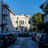 ...si riesce per� a intravedere la parte retrostante dell�antica villa, preceduta da un immobile di pi� recente fattura